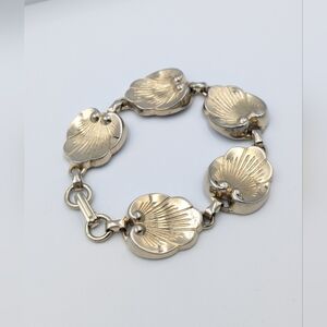 4/24$ 🌻 Vintage gold tone shell design bracelet